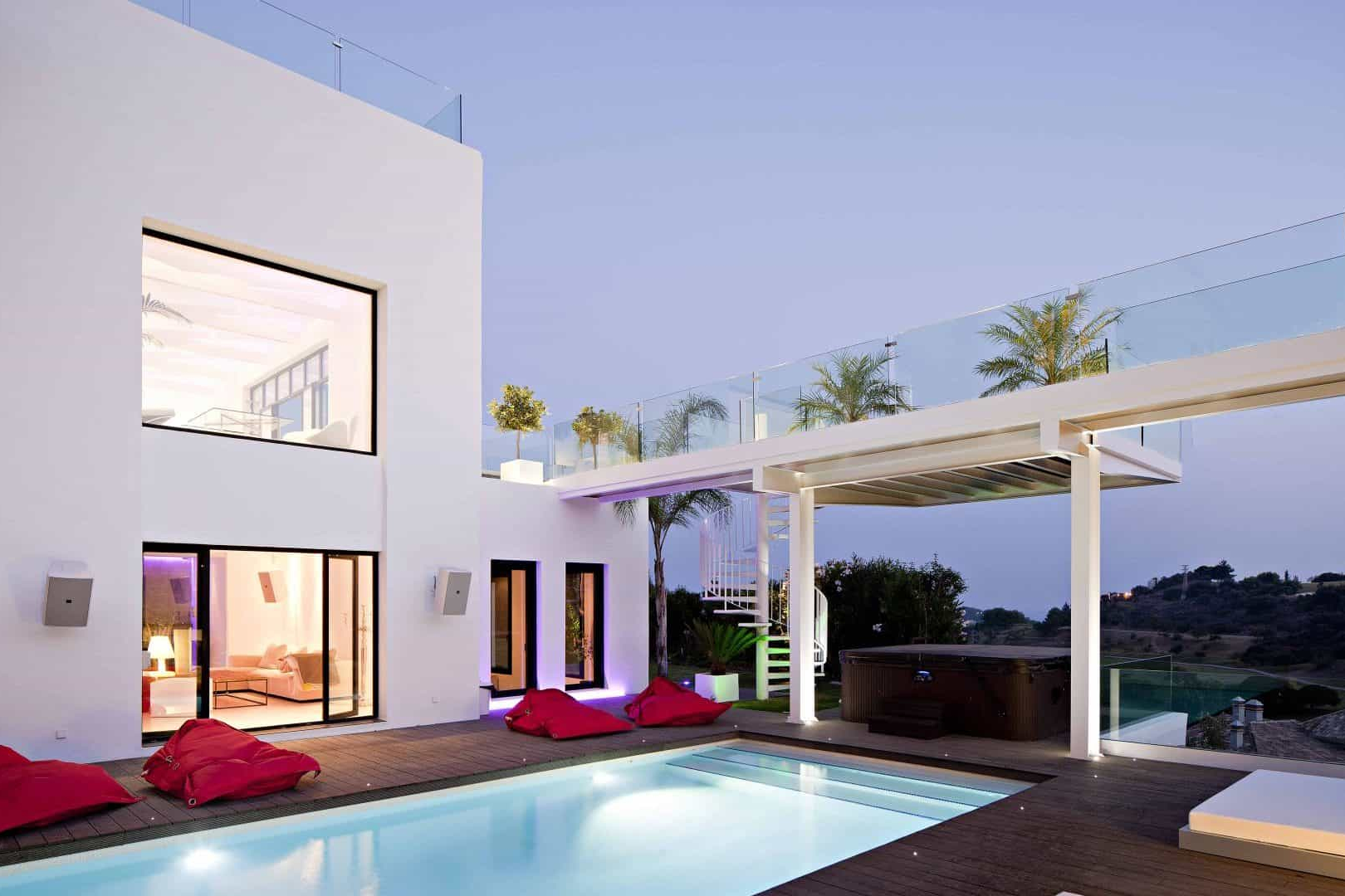 Villa Oliva - Modern pool area with jacuzzi in Marbella